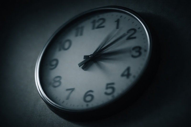 horloge-floue-anxiete Horloge volontairement floue avec effet de mouvement, symbolisant des pensées répétitives et une anxiété liée au temps qui passe.