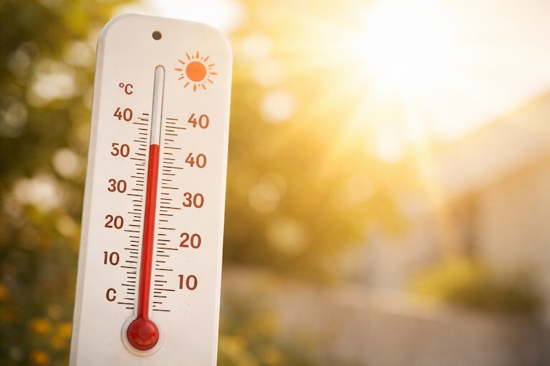 Thermomètre indiquant une température élevée sous un soleil intense, illustrant la sensibilité à la chaleur liée à la sclérose en plaques.