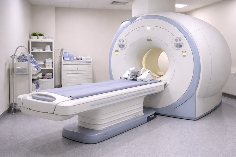 irm-imagerie-diagnostic-sp Machine d’imagerie par résonance magnétique dans une salle d’imagerie médicale, illustrant un outil diagnostique utilisé pour le suivi de la sclérose en plaques.