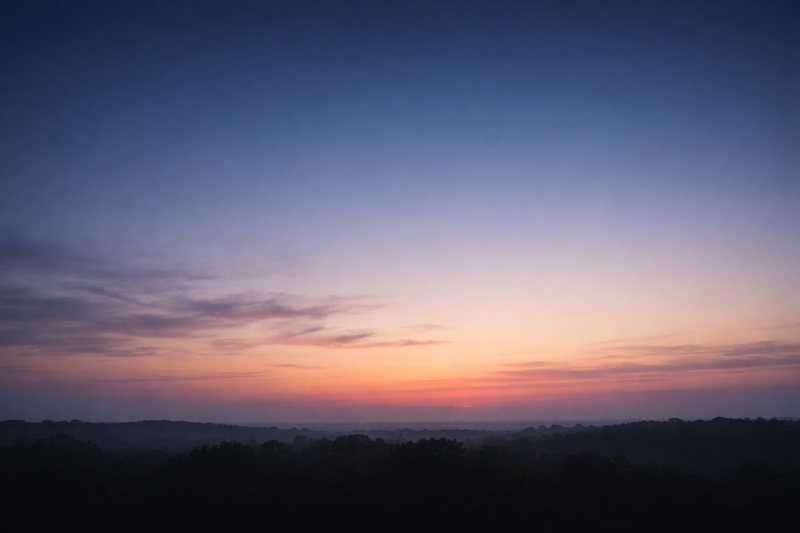 aube-nouveau-jour-espoir-sp Aube à l’horizon, le ciel passant du noir profond au bleu pâle avec de légères touches rosées, symbolisant le début subtil d’un nouveau jour et l’espoir après les premiers mois suivant un diagnostic de sclérose en plaques.
