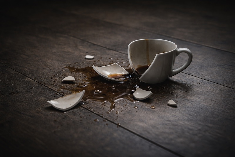 tasse-cafe-brisee-effondrement-emotionnel