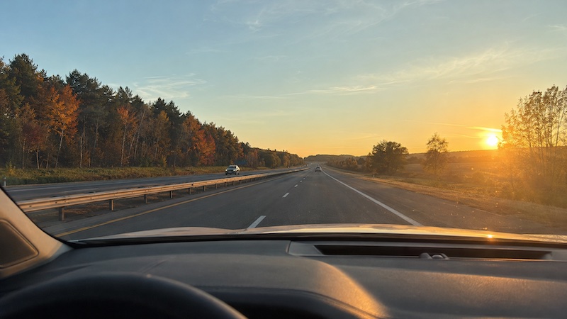 trajet-autoroute-20-sp Vue depuis l’intérieur d’une voiture sur l’autoroute 20 en direction de Trois-Rivières, illustrant les déplacements nécessaires pour un suivi neurologique chez les personnes atteintes de sclérose en plaques en région.
